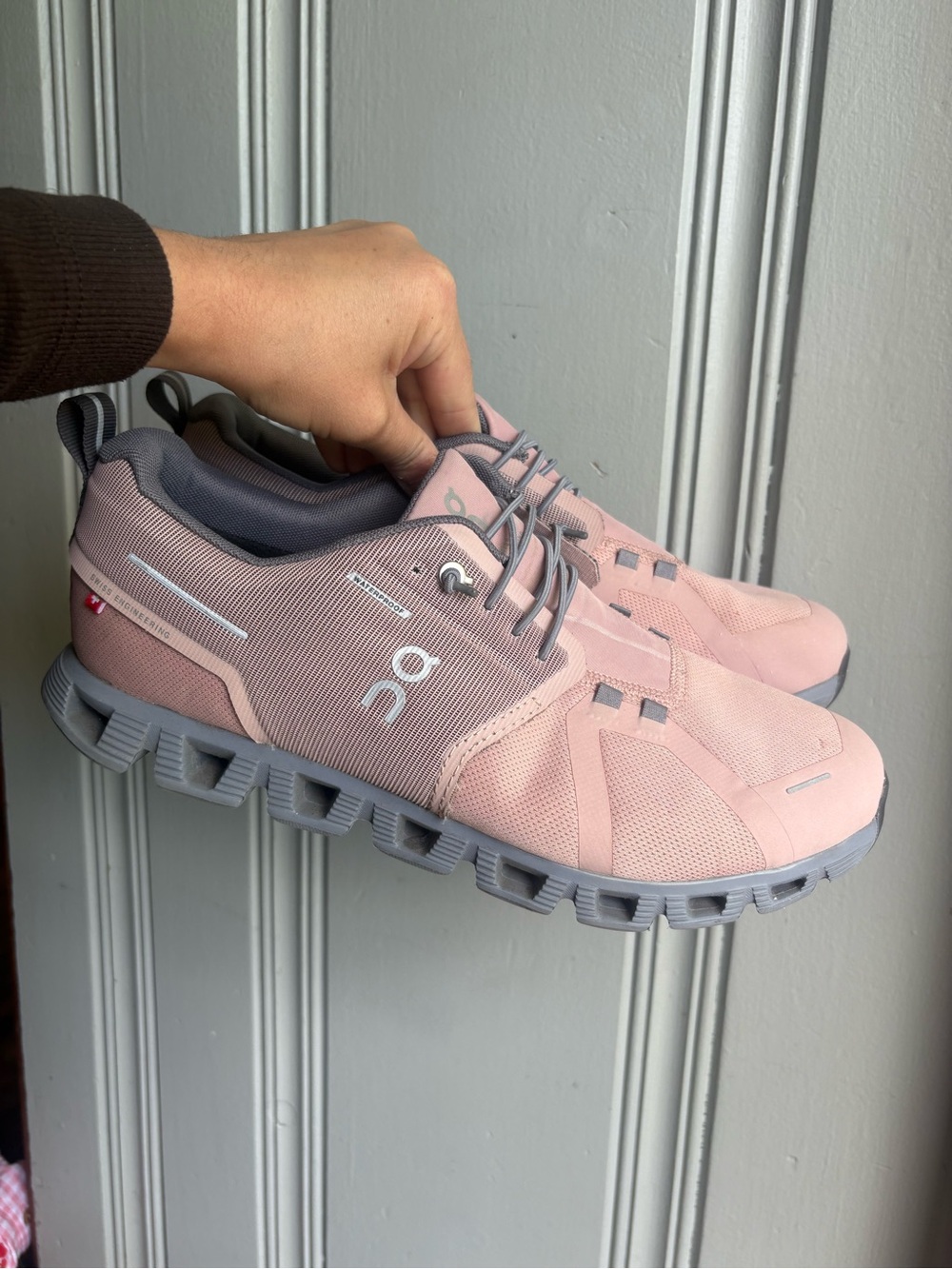 On Running Cloud Women's Size 10.5 Sneakers in Pink and Gray